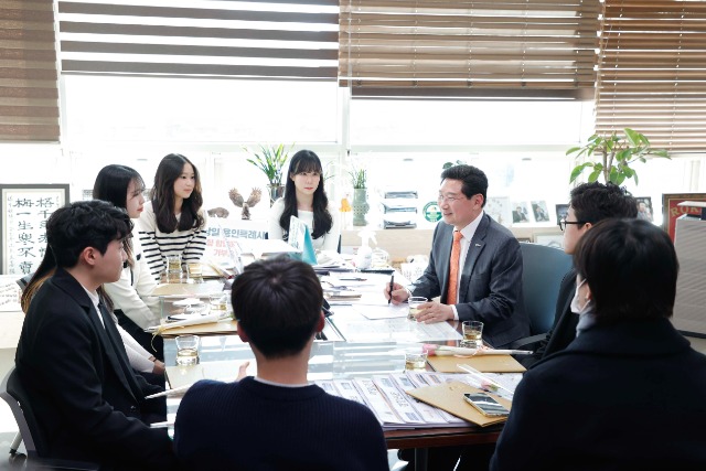 이상일 용인특례시장이 용인학 강의 우수학생들과 기념촬영을 하고 있다..jpg