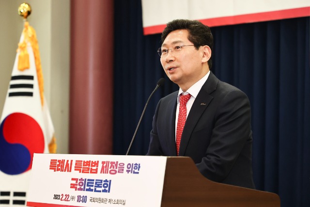 2. 이상일 용인특례시장이 22일 국회의원회관 제1소회의실에서 열린 특례시 특별법 제정을 위한 국회 토론회에서 환영사를 하고 있다.jpg