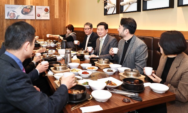 230224_이상일 용인특례시장‘38개 읍면동과 점심’현장소통 참 맛있네요_사진(2).jpg