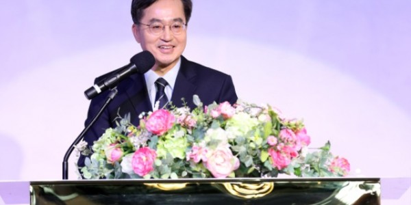 오전 호텔리츠 컨벤션홀에서 열린 2023년 경기여성지도자 신년인사회에서 김동연 경기지도사가 인사말을 하고 있다..jpg