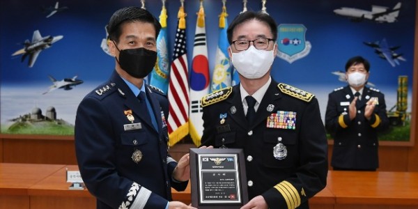박하식 공군작전사령관이 당시 양평소방서장이었던 고영주 소방재난본부 인사담당관에게 감사패를 전달하고 있다.jpg