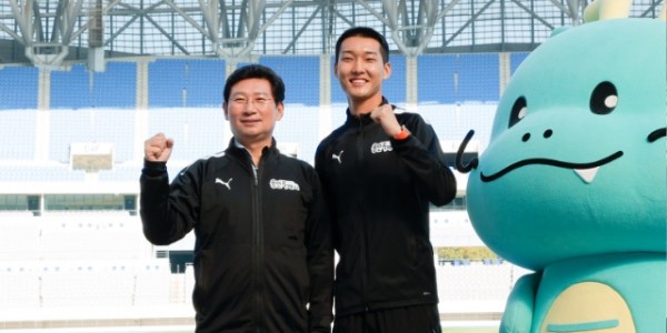 1. 이상일 용인특례시장이 우상혁 선수와 높이뛰기 바 앞에서 기념촬영을 하고 있다..jpg