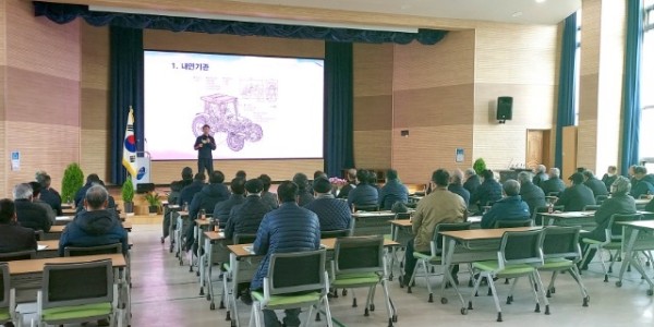 5. 용인특례시는 지난 2일 농업기술센터 대강당에서 쌀전업농연구회 회원 80명을 대상으로 고품질 쌀 생산을 위한 육성 교육을 했다..jpg