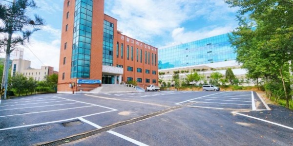 3. 용인특례시 개방주차장 지원사업에 참여 중인 신갈그리스도의 교회 주차장 전경.jpg