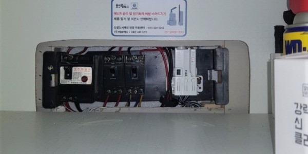 2-1. 스마트 전력 모니터링 시스템 구축을 위해 대상가구 분전반에 IOT 센서를 설치했다..jpg