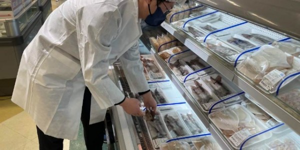 1. 용인특례시 관계자가 시민이 방사능 검사를 의뢰한 식품을 수거하고 있다.jpeg