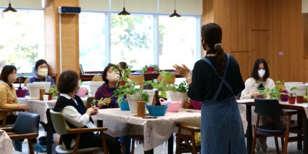 4. 치유원예교육에서 참여자들이 화목류 심기를 체험하고 있다.JPG