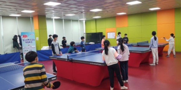 5. 죽전2동 주민자치위원회가 청소년을 대상으로 탁구 무료 특강을 열었다.jpg