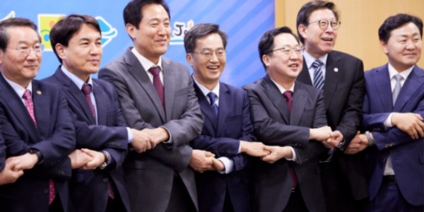 10일 오전 전북도청 중회의실에서 김동연 경기도지사, 이철우 대한민국시도지사협의회 회장, 김관영 대한민국시도지사협의회 부회장, 유정복 대한민국시도지사협의회 부회장, 이장우 대한민국시도지사협의회 감사 등이 대한민국시도지사협의.회 제 52차 임시총회에서 기념촬영을 하고 있다..jpg