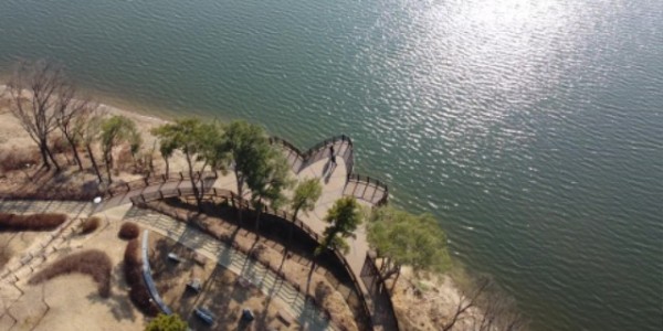 용인특례시기 기흥저수지 산책로에 나뭇잎 모양 쉼터를 조성했다.jpg