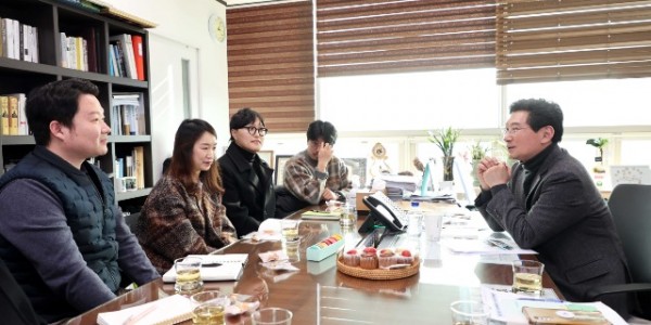 1-1. 이상일 용인특례시장이 청년정책네트워크 간담회에서 청년의 시정 참여 확대를 위한 대화를 나누고 있다.JPG