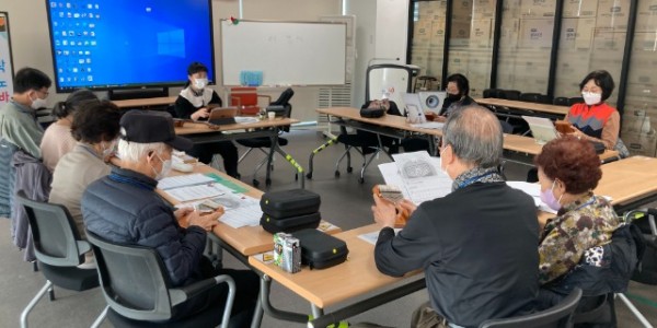 5. 수지구보건소에서 치매환자와 가족들이 힐링프로그램에 참여하고 있다.JPG