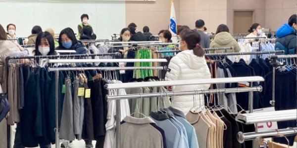 2-1. 16일 수지구청에서 열린 교복나눔행사에 참여한 시민들이 교복을 고르고 있다.jpg