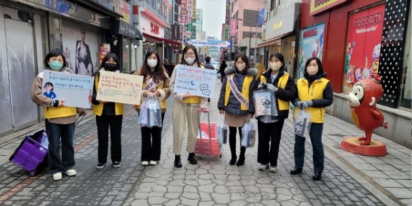3-1. 무한돌봄센터 관계자들이 거리에서 캠페인을 진행하고 있다..jpg