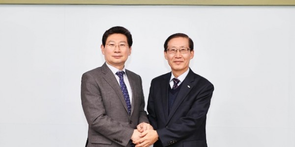 이상일 용인특례시장이 조현재 국민체육진흥공단 이사장과 기념촬영을 하고 있다.jpg