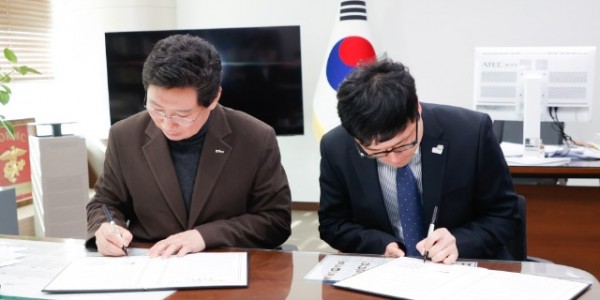 이상일 용인특례시장이 굿네이버스 경기용인지부와 업무협약서에 서명을 하고 있다..jpg