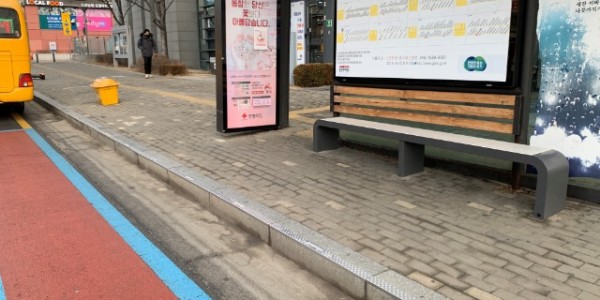 3-1. 수지구가 버스정류소 보행안전을 위해 미끄럼 방지판을 설치했다.jpeg