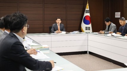 이상일 용인특례시장이 20일 2023년 시민체감 및 주력사업 보고회를 주재하고 있다..jpg