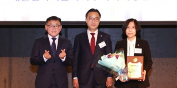 왼쪽부터 윤원균 의장, 최봉환 대한민국시군자치구의회의장협의회장, 신현녀 의원.jpg