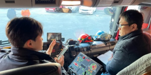 2. 시 관계자가 긴급차량우선신호시스템 단말기를 점검하고 있다.jpg