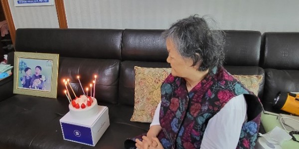 7. 수지구가 올해 홀로 어르신 33명에게 생일 축하금과 케이크를 지원한다.jpg