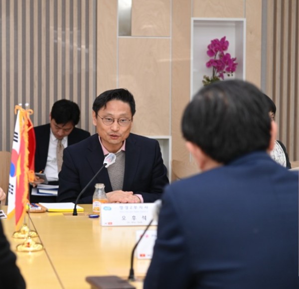 동탑성 부당서기 접견.jpg