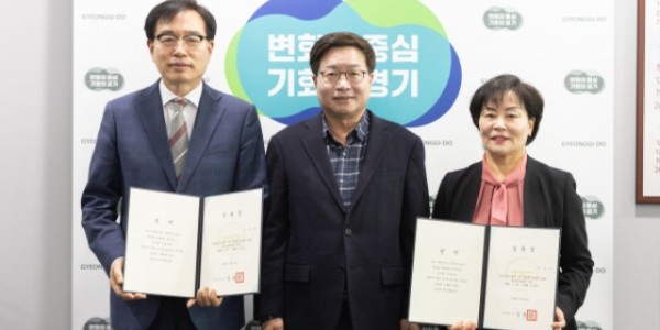 22일 오전 염태영 경제부지사가 소영환 협치1보좌관(왼쪽에서 두 번째), 박순자 협치2보좌관(왼쪽에서 세 번째)에게 임용장 수여를 한 뒤 김달수 정무수석과 기념촬영을 하고 있다..jpg