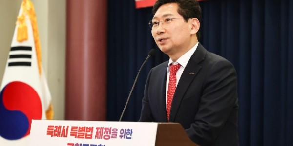 2. 이상일 용인특례시장이 22일 국회의원회관 제1소회의실에서 열린 특례시 특별법 제정을 위한 국회 토론회에서 환영사를 하고 있다.jpg