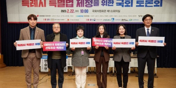 왼쪽부터 이상욱 의원, 김길수 의원, 장정순 위원장, 기주옥 의원, 신나연 의원, 박인철 의원.jpg