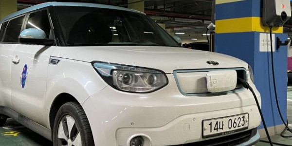 1. 용인특례시가 친환경 자동차 구매 보조금 468억원을 지원한다. 사진은 시 관용차를 충전하는 모습..jpg