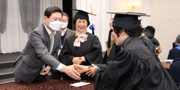 230224_나도 이젠 졸업장이 생겼어요 어르신‘문해학교’감격의 졸업식_사진(1).JPG