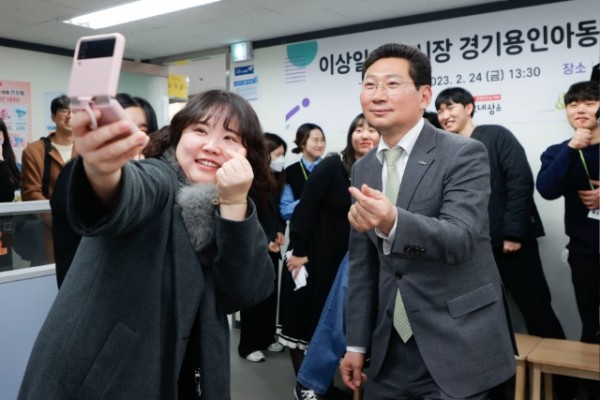 용인아동보호전문기관 굿네이버스 경기용인지부 직원들과 사진을 찍고 있는 이상일 용인특례시장.jpg