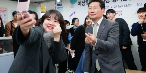 용인아동보호전문기관 굿네이버스 경기용인지부 직원들과 사진을 찍고 있는 이상일 용인특례시장.jpg