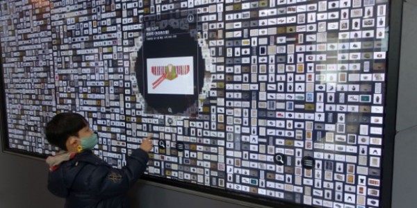 3-2. 한 어린이가 인터렉티브 스마트 미디어월 아카이브를 체험하고 있다..JPG