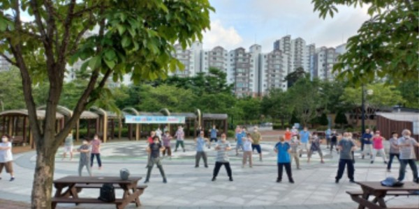 5. 만골근린공원에서 기공체조를 하는 시민들의 모습.jpg