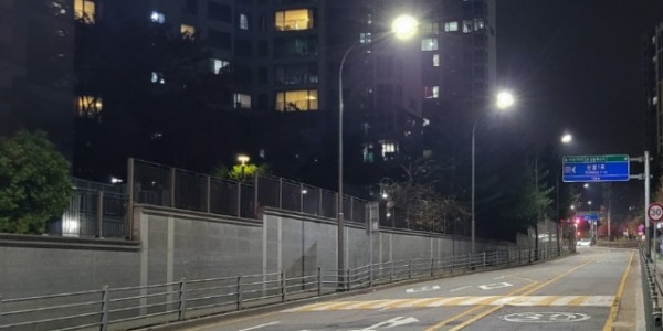6. 수지구가 신봉초등학교 앞 등 400여곳의 가로등과 보안등 조명을 LED로 교체한다.jpg