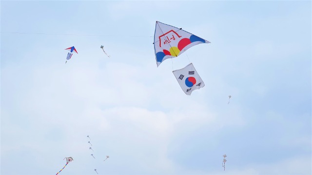 4-2. 어린이들이 만든 태극연이 하늘을 날고 있는 모습.jpg