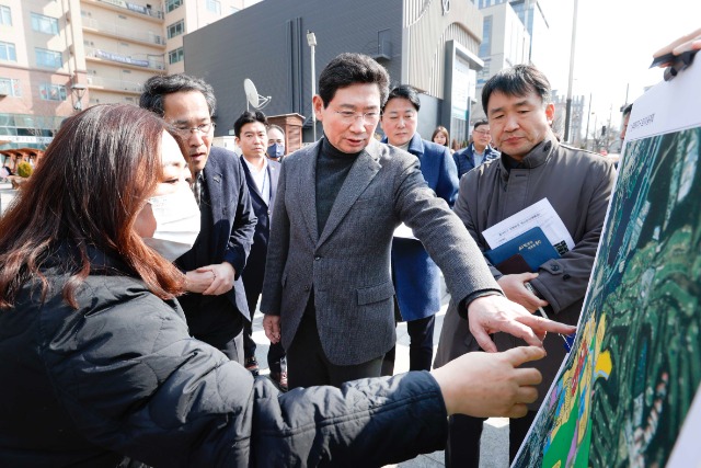 1-2. 지난 3일 ‘찾아가는 행복 소통 시장실’ 첫 대상지로 기흥구 영덕 1동 흥덕지구를 방문한 이상일 용인특례시장이 주민들과 함께 민원 현장을 살펴보고 있다..jpg