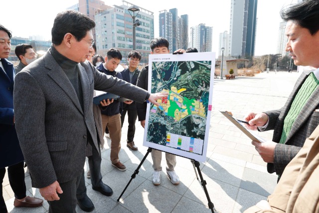 1-1. 지난 3일 ‘찾아가는 행복 소통 시장실’ 첫 대상지로 기흥구 영덕 1동 흥덕지구를 방문한 이상일 용인특례시장이 주민들과 함께 민원 현장을 살펴보고 있다..jpg