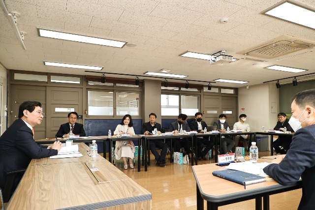 1-1.이상일 용인특례시장이 용인바이오고등학교를 찾아 경기도교육청 관계자들과 지역 인재 양성 방안을 논의했다..jpg