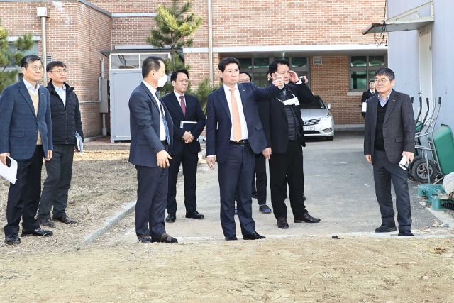 1-3.이상일 용인특례시장이 정석진 용인바이오고등학교 교장으로부터 학교 현황 설명을 듣고 있다..jpg