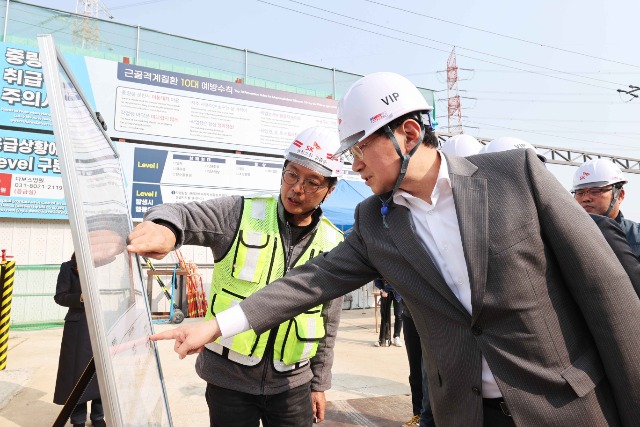 11-3. 이상일 용인특례시장이 반도체클러스터 산단에 전력을 공급하기 위한 수직구 터널 공사 현장에서 TBM공정에 대한 보고를 받고 있다..JPG