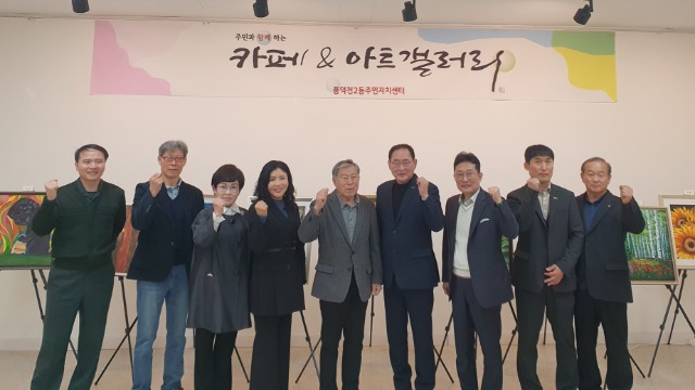 4-2. 용인특례시 수지구 풍덕천2동 행정복지센터에 마련된 카페&아트갤러리를 찾은 내빈들의 모습.jpg