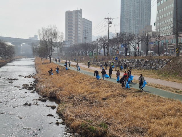 4-2. 지난 9일 이창호 기흥구청장과 직원 등 70여명이 신갈천 산책로 2.9km 구간을 깨끗하게 정리하고 있는 모습.jpg