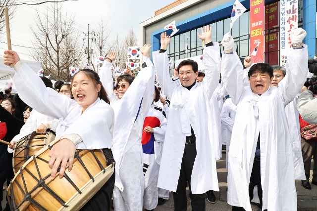 1-3. 원삼만세운동 거리 행진을 재현하고 있는 이상일 시장과 시민들의 모습.jpg