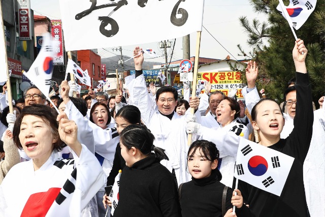 1-4 원삼만세운동 거리 행진을 재현한 이상일 용인특례시장과 시민들.jpg