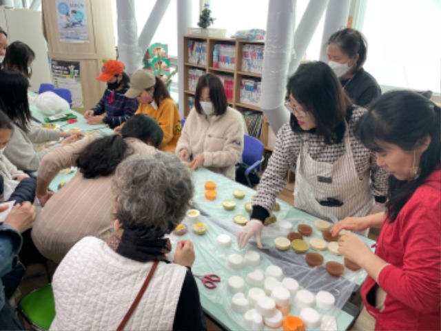 6. 한국생활개선용인시연합회가 드림스타트 아동 가정 10가구를 대상으로 비누 만들기 체험 봉사를 했다.jpg