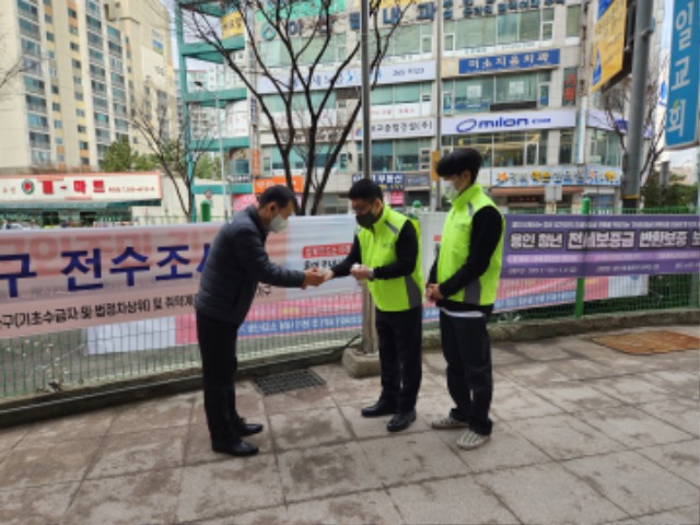 11. 죽전3동 지역사회보장협의체 위원들이 위기의 이웃을 찾기 위한 캠페인을 벌이고 있다.jpg