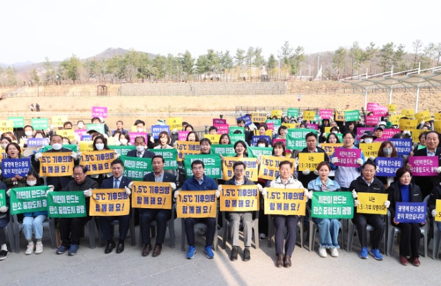 28일 오후 광명 새빛공원에서 열린 광명시 '기후위기 대응' 주제 맞손토크에서 김동연 경기도지사, 박승원 광명시장, 양기대 국회의원, 임오경 국회의원, 김용성 경기도의원, 최민 겸기도의원, 경기도민 등이 기념촬영을 하고 있다..jpg