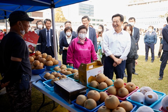 지난해 10월 21일 김동연 지사가 구청사 잔디광장에서 열린 농산물 직거래 장터 및 플리마켓을 찾아 참가자들과 이야기를 나누고 있다.jpg